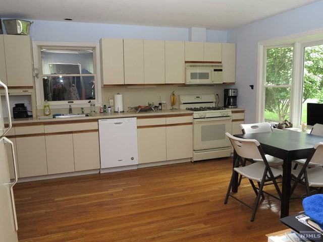 138 Spring St - Photo 3 of 11