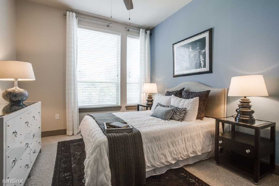 1429 Kirby Dr - Photo 2 of 9