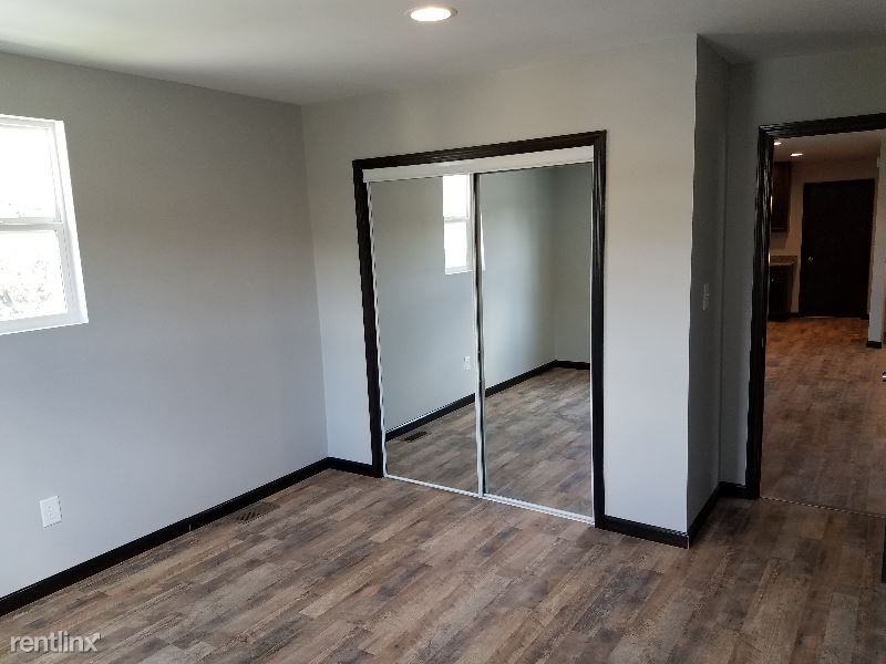 1042 Broadway St - Photo 2 of 9