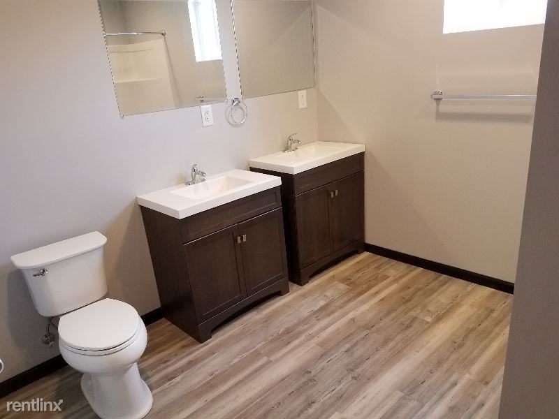 1042 Broadway St - Photo 3 of 9