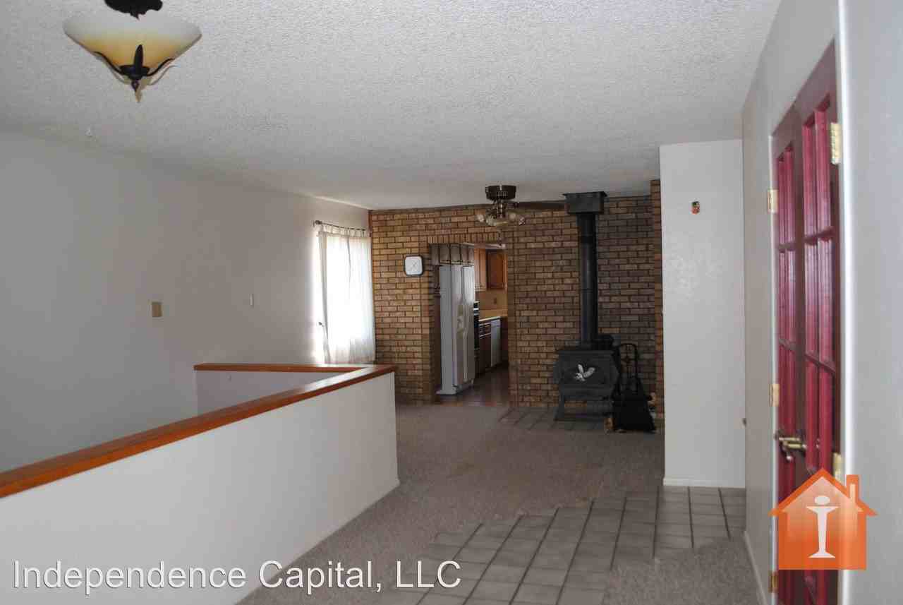 401 Parkland Dr - Photo 3 of 9