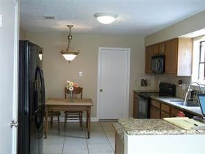 10323 Brickyard Ct - Photo 3 of 15