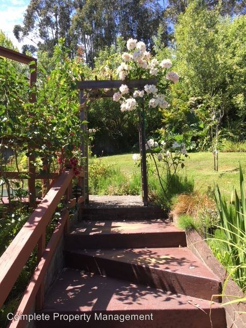 1090 Vista Dr - Photo 2 of 30