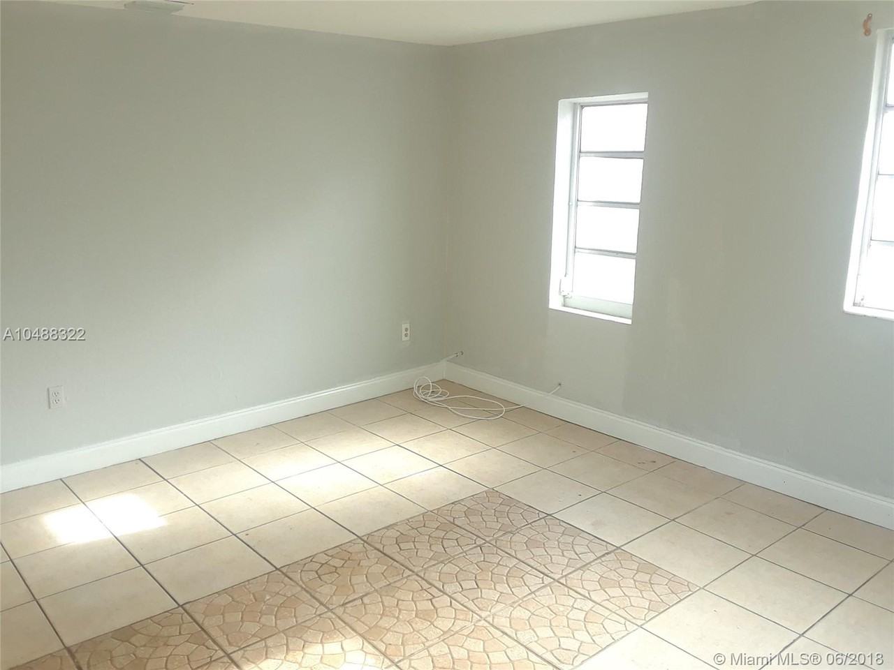 1036 Southwest 2nd Street - Photo 3 of 8