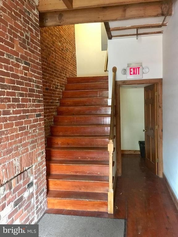 319 William St - Photo 2 of 7