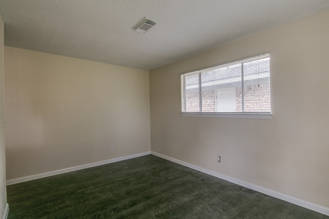 910 Minnesota St - Photo 2 of 12