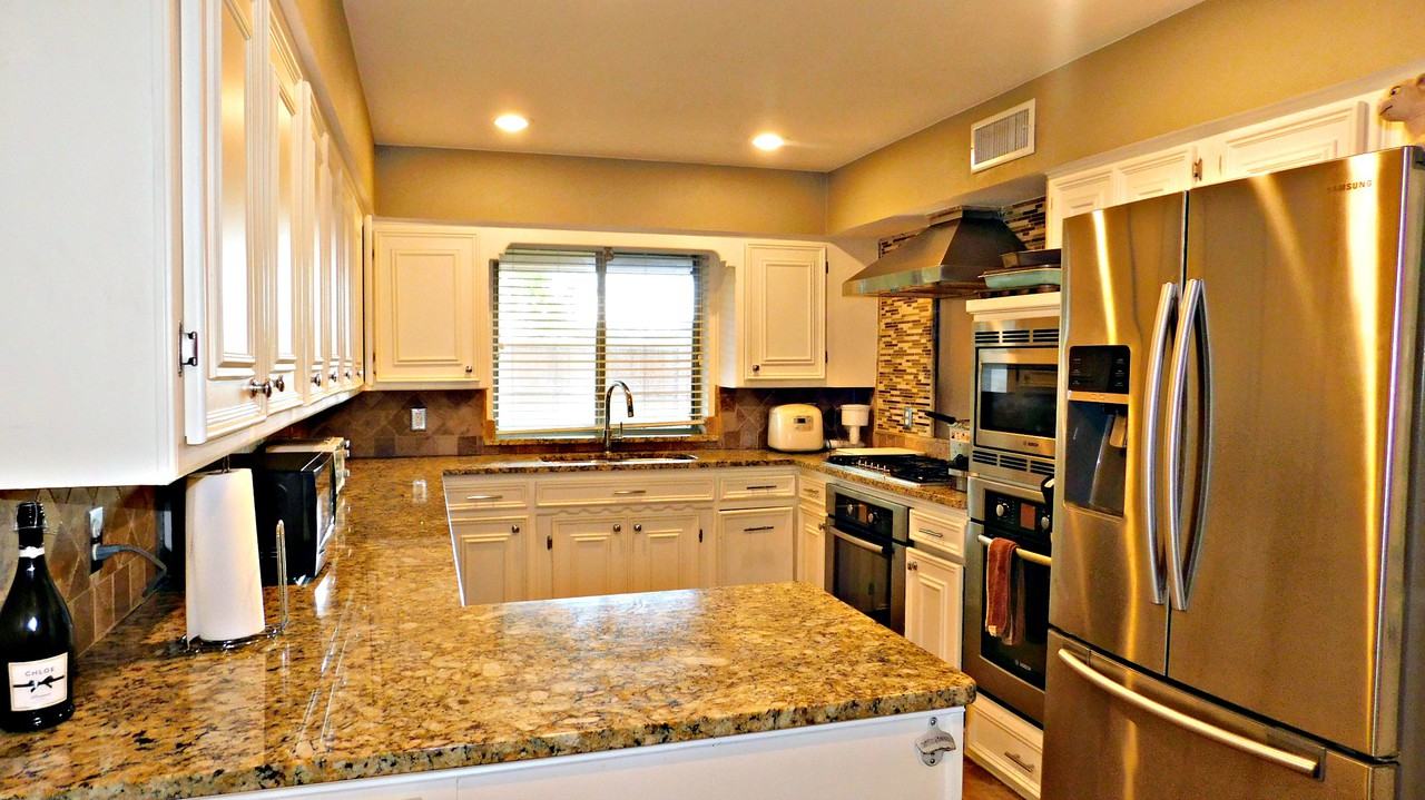 14108 Edgecrest Dr - Photo 2 of 12