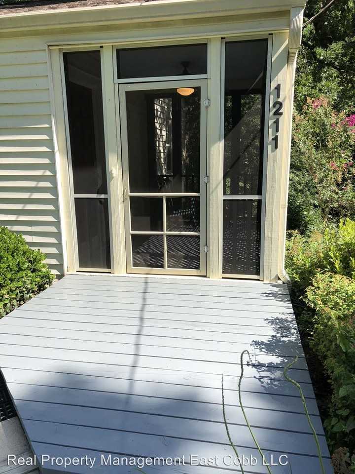 1211 Stephens St - Photo 2 of 11