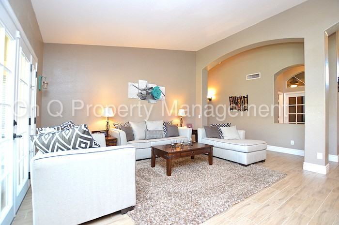 981 E Constitution Dr - Photo 2 of 20