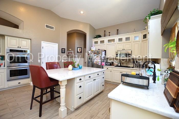 981 E Constitution Dr - Photo 3 of 20