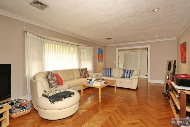 255 Gregory Rd - Photo 3 of 25