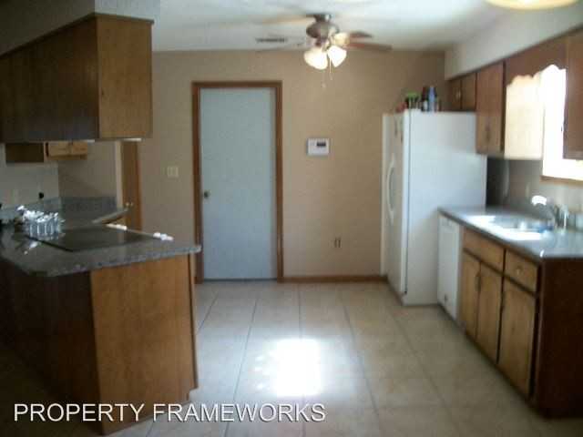 1064 Northview Dr - Photo 3 of 14