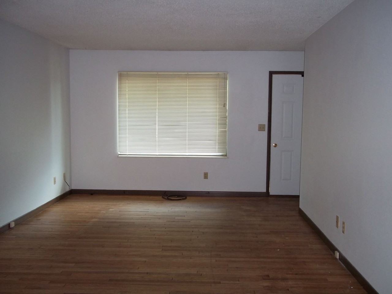 1359 Southwinds Dr #4 - Photo 3 of 8