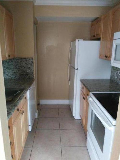 2110 Sherwood Forest Blvd 22 - Photo 3 of 3