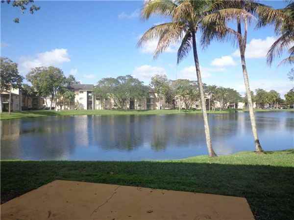 250 Palm Cir W - Photo 2 of 3