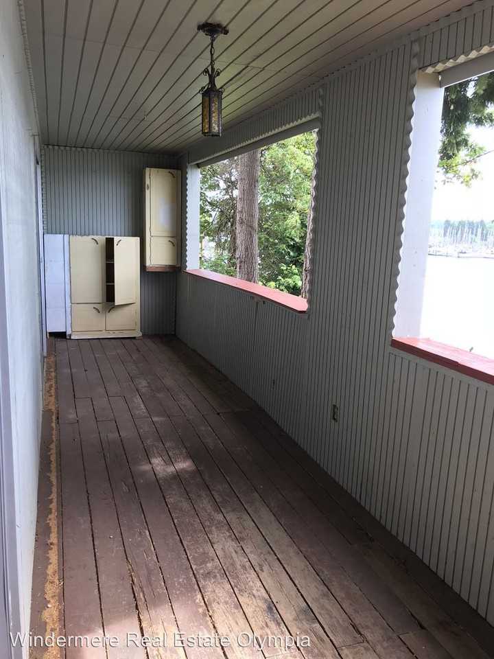 1509 East Bay Drive Northeast - Photo 2 of 15