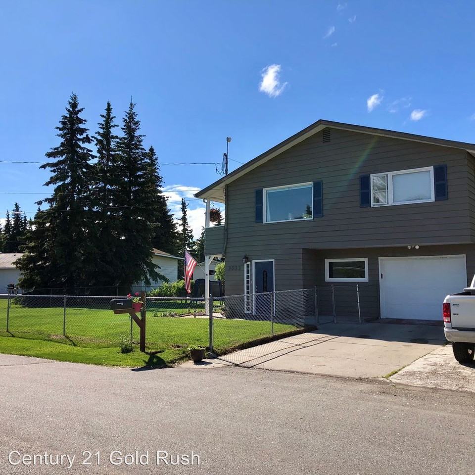 3033 Riverview Dr - Photo 3 of 34