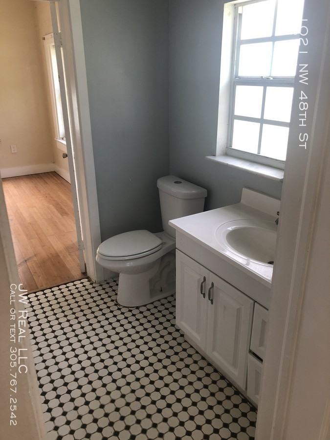 1021 NW 48th St - Photo 2 of 8