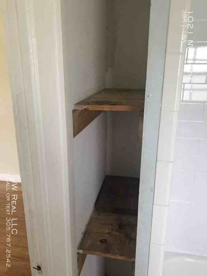 1021 NW 48th St - Photo 3 of 8