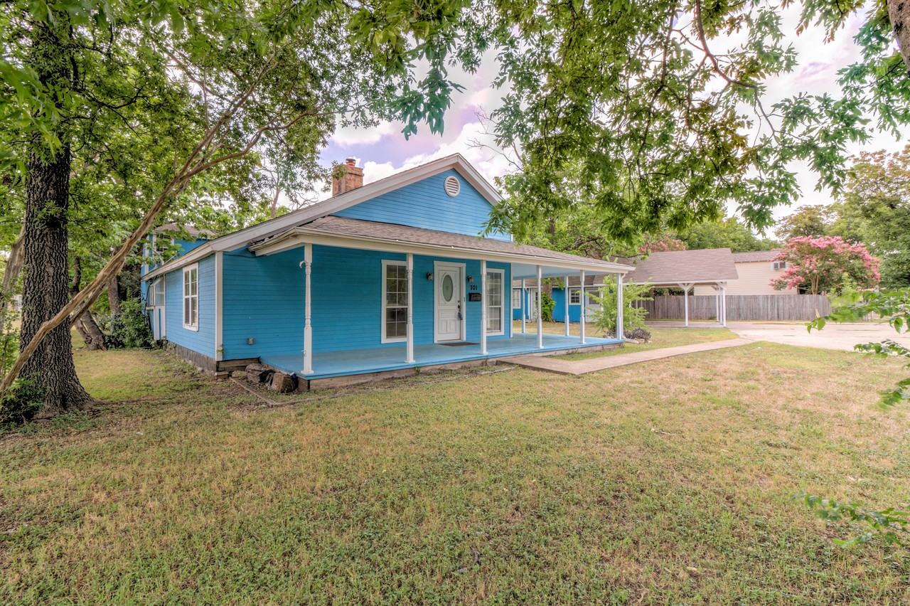 701 S College St - Photo 2 of 50