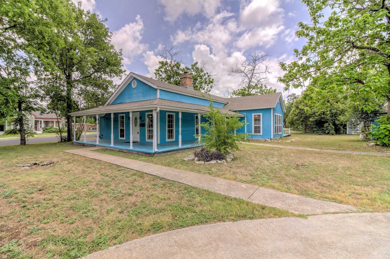 701 S College St - Photo 3 of 50