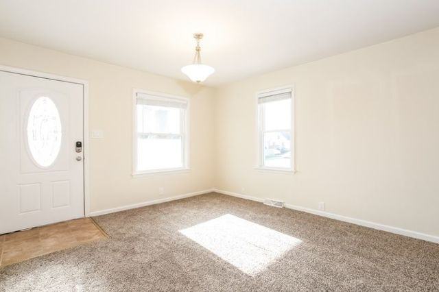 1421 N Center St - Photo 3 of 8