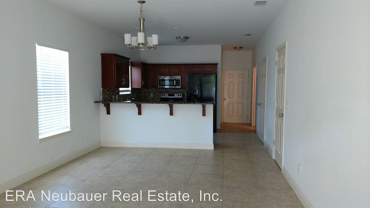 2208 Brooke St - Photo 3 of 10