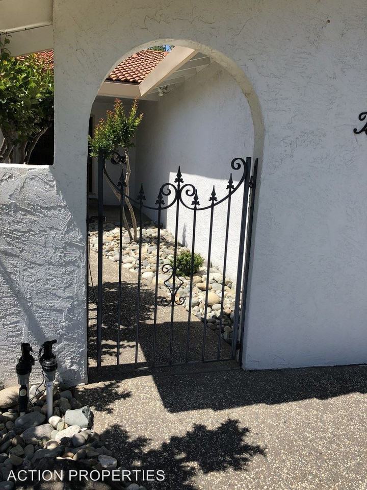 1010 Charleston Cir - Photo 2 of 48