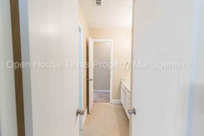 805 Sandhurst Drive - Photo 3 of 27