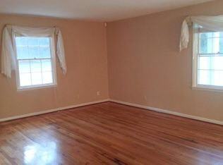 110 Laurel Cir - Photo 3 of 11