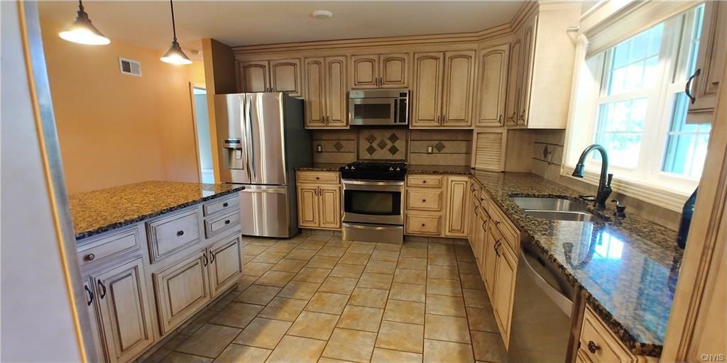 95 Ames St - Photo 3 of 22