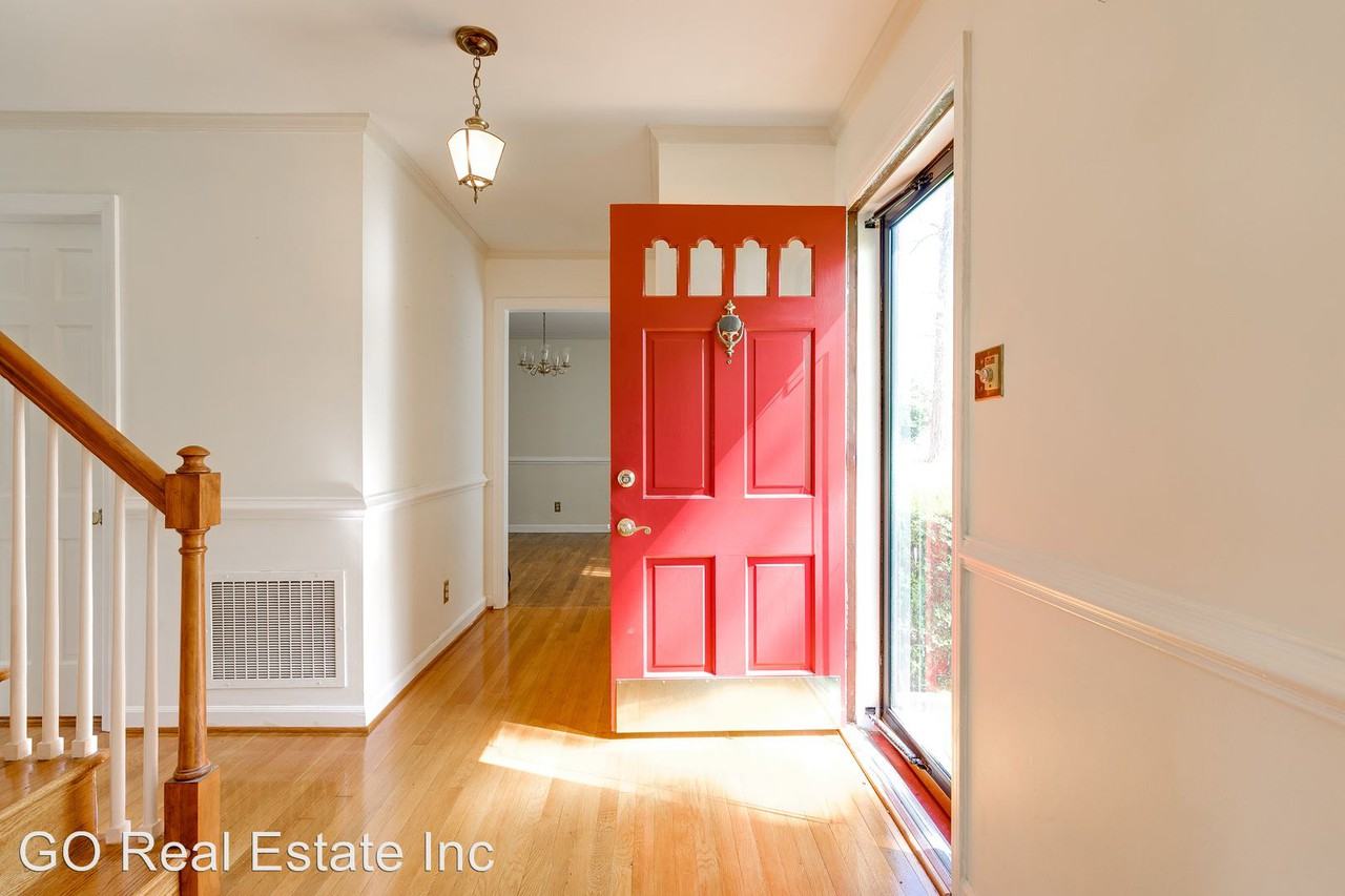 2828 Scarsborough Dr - Photo 2 of 44