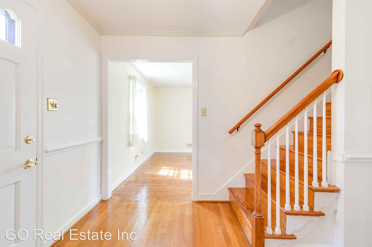 2828 Scarsborough Dr - Photo 3 of 44