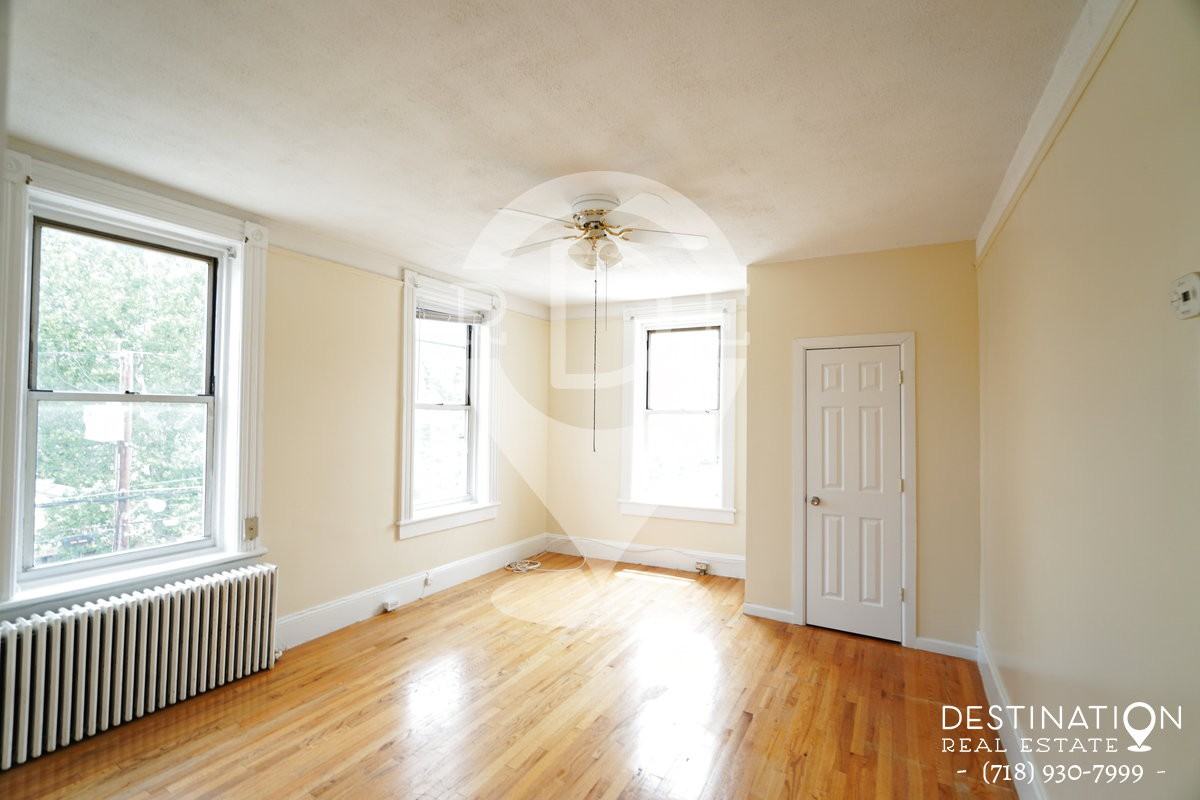 1271 Bay St - Photo 3 of 22