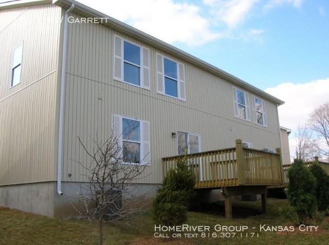 1611 NW Garrett Dr - Photo 2 of 15