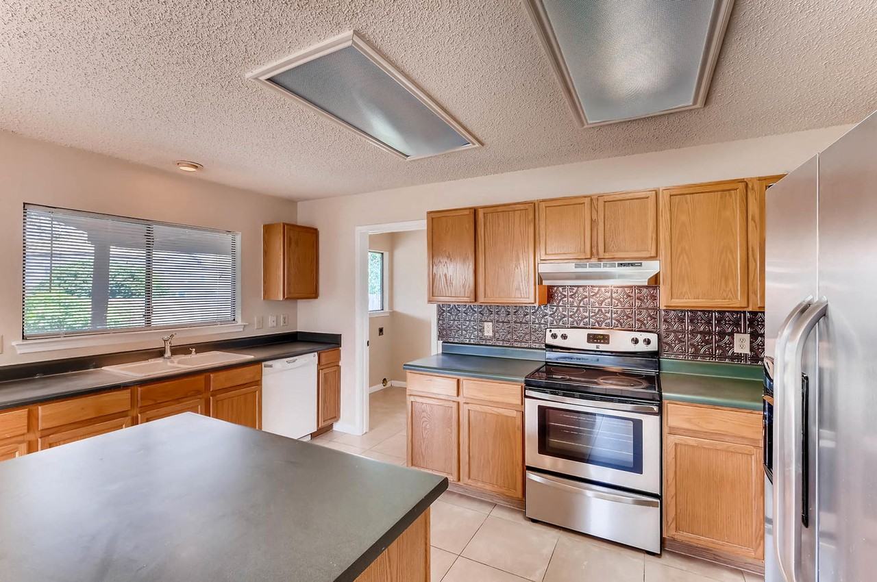 816 Betterman Dr - Photo 2 of 17