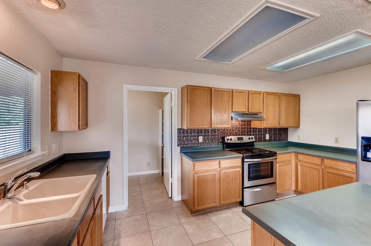 816 Betterman Dr - Photo 3 of 17