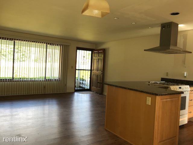 1911 Union Ave NE - Photo 3 of 12