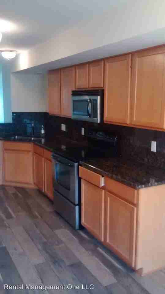 1105 Foxboro - Photo 2 of 8