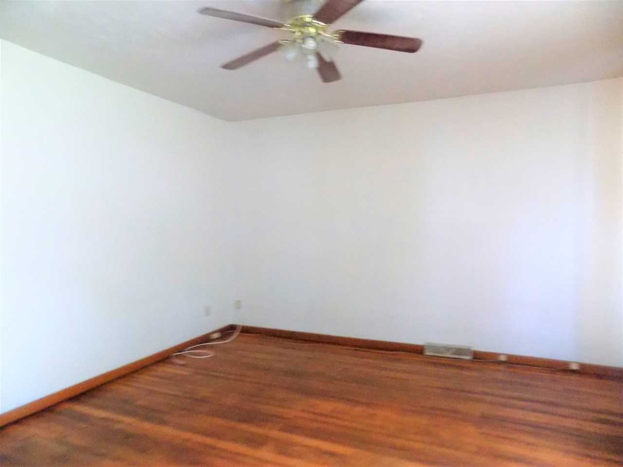 423 W 9th St - Photo 2 of 6