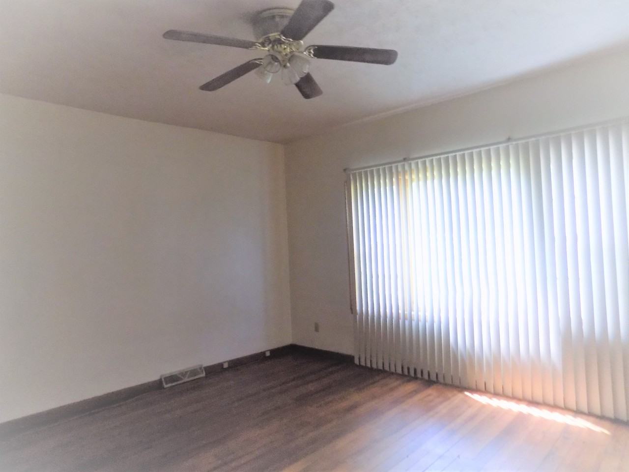 423 W 9th St - Photo 3 of 6