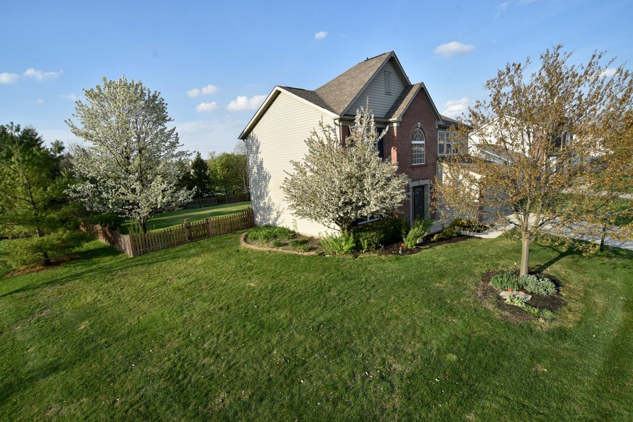 5742 Cantigny Way N - Photo 3 of 32