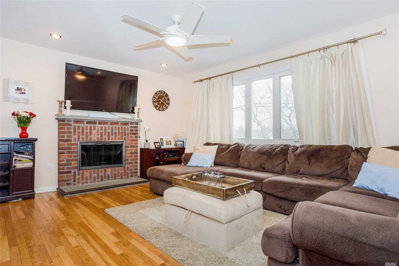 2620 Peconic Ave - Photo 2 of 17