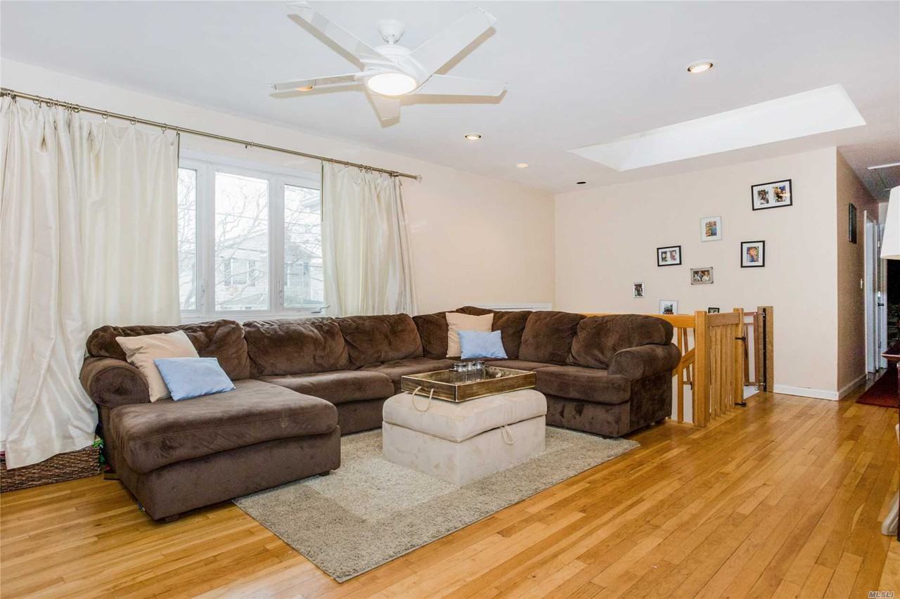 2620 Peconic Ave - Photo 3 of 17