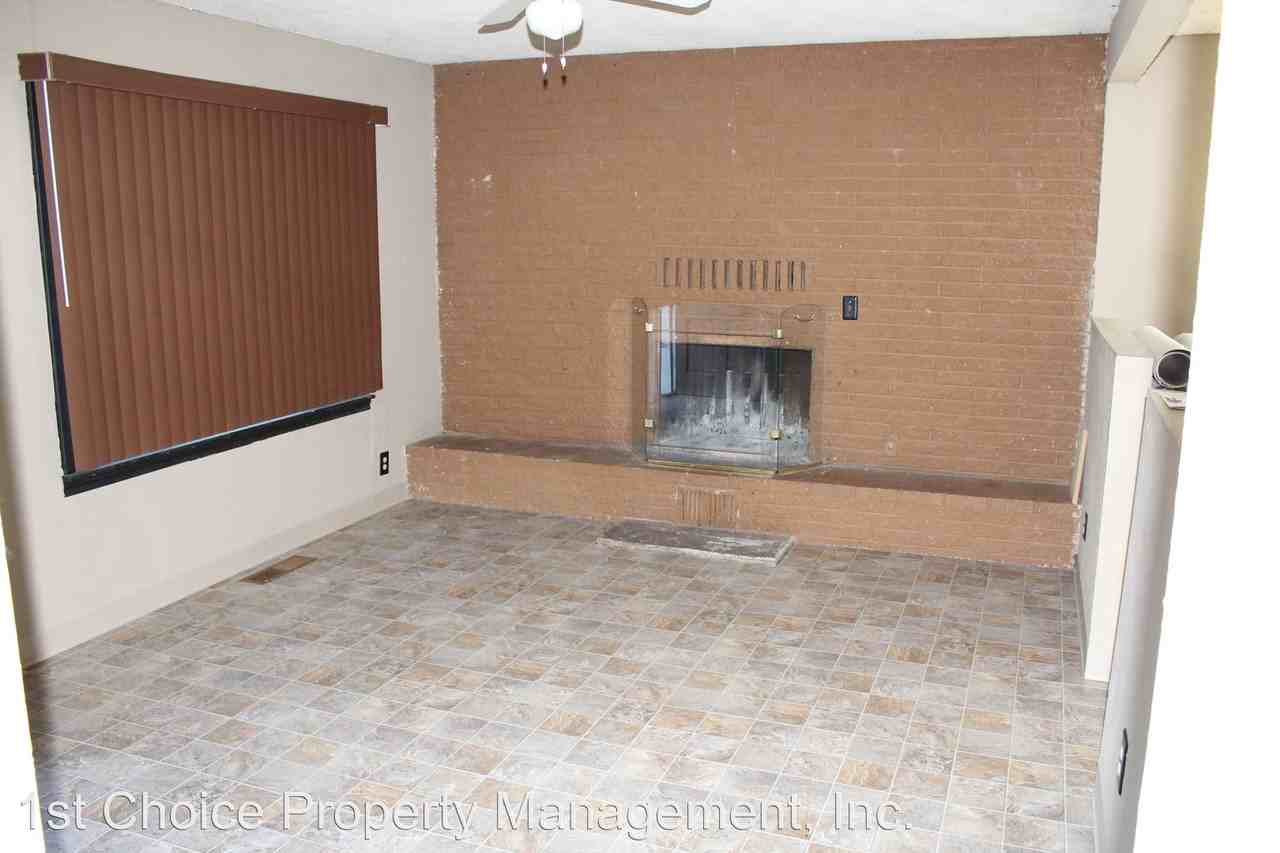 425 W 1st St - Photo 2 of 11