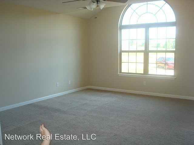 235 Southern Lake Dr - Photo 2 of 8