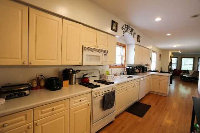 1527 W School St #1 - Photo 3 of 20