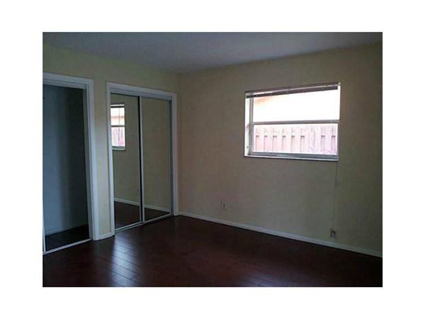 1736 NW 38th St - Photo 3 of 10