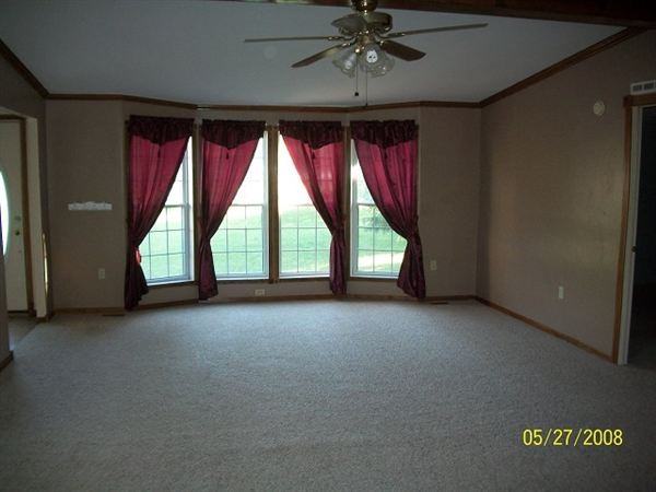 913 E Lewis St - Photo 2 of 13