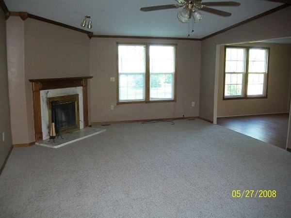 913 E Lewis St - Photo 3 of 13